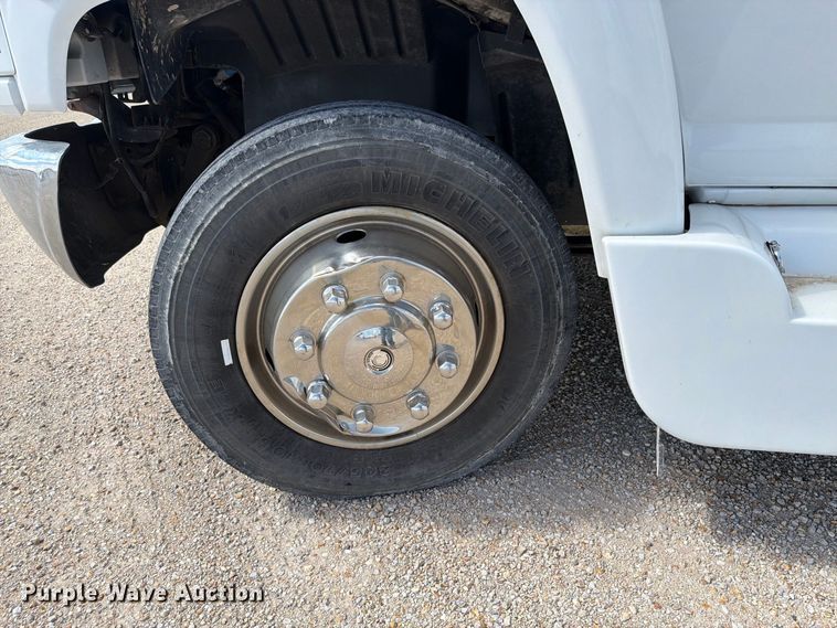 image for item EI7683 2009 Chevrolet C5500 shuttle bus