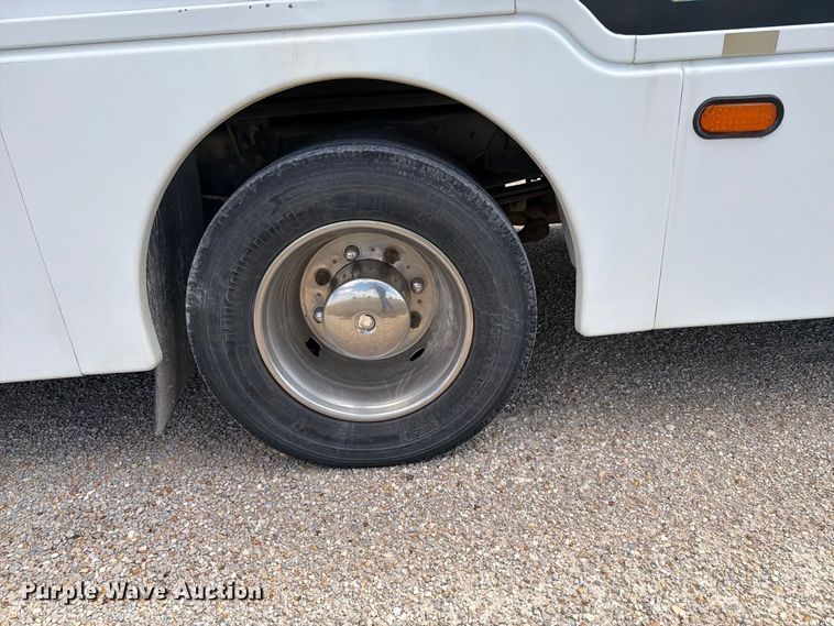 image for item EI7683 2009 Chevrolet C5500 shuttle bus