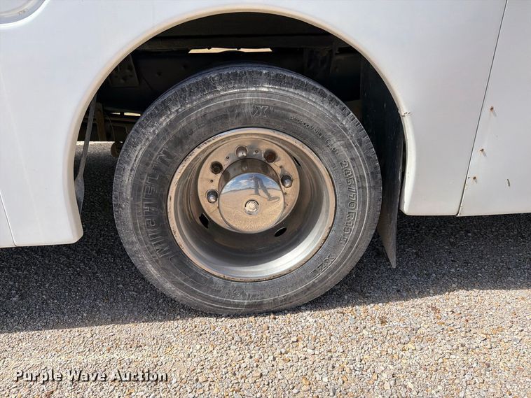 image for item EI7683 2009 Chevrolet C5500 shuttle bus