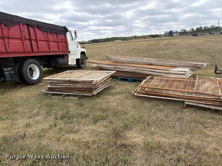 image for item EI7690 Approximately 45 livestock panels