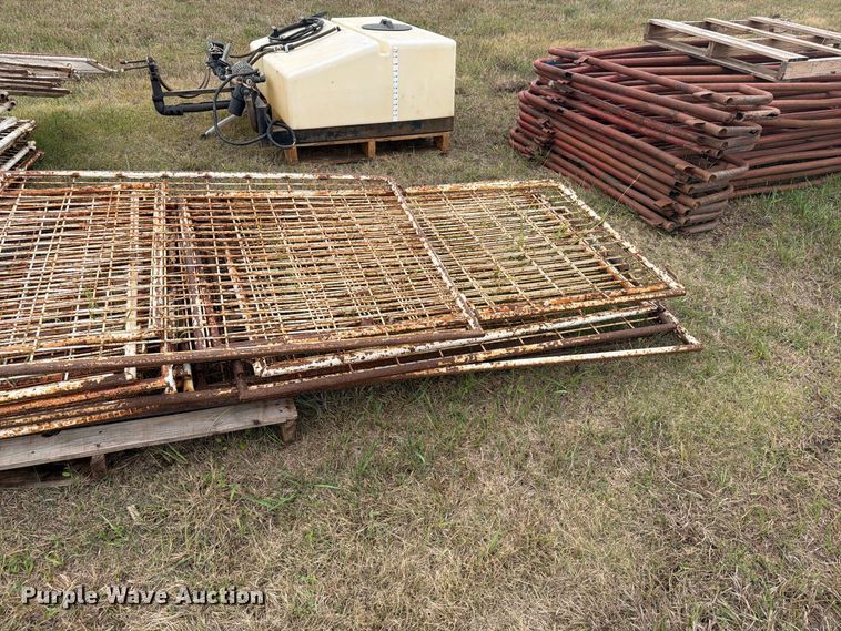 image for item EI7690 Approximately 45 livestock panels