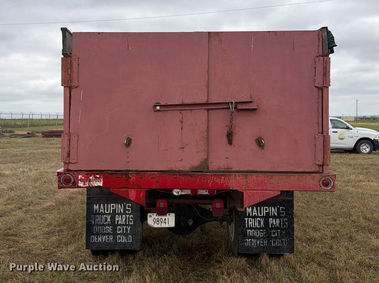 image for item EI7694 1974 Ford F700 grain truck