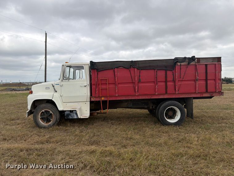 image for item EI7694 1974 Ford F700 grain truck