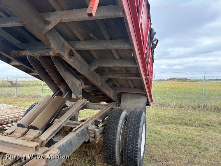 image for item EI7694 1974 Ford F700 grain truck