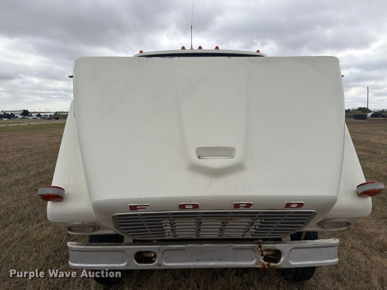 image for item EI7694 1974 Ford F700 grain truck