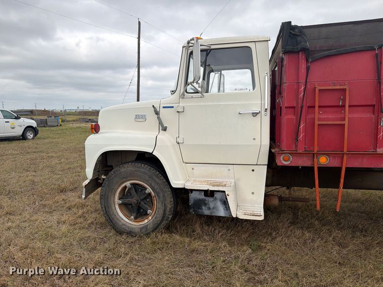 image for item EI7694 1974 Ford F700 grain truck