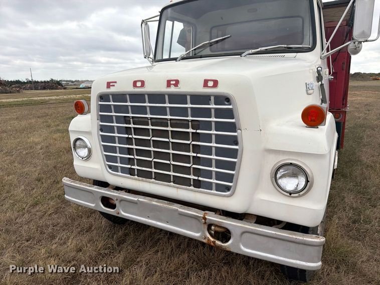 image for item EI7694 1974 Ford F700 grain truck