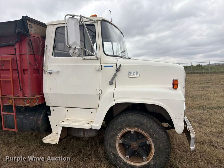 image for item EI7694 1974 Ford F700 grain truck