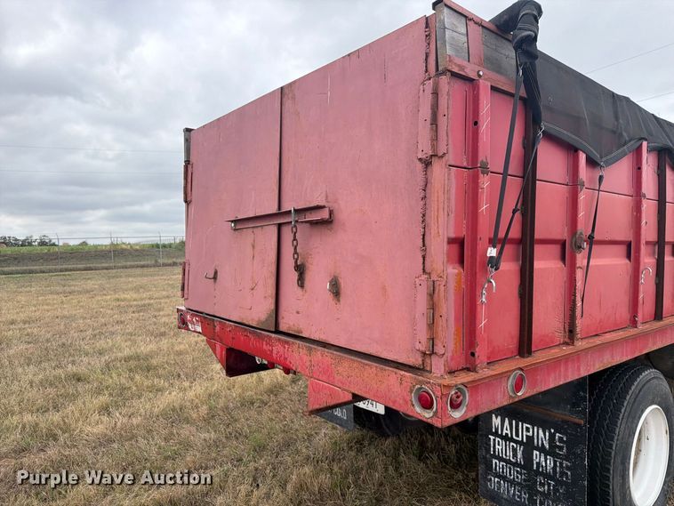 image for item EI7694 1974 Ford F700 grain truck