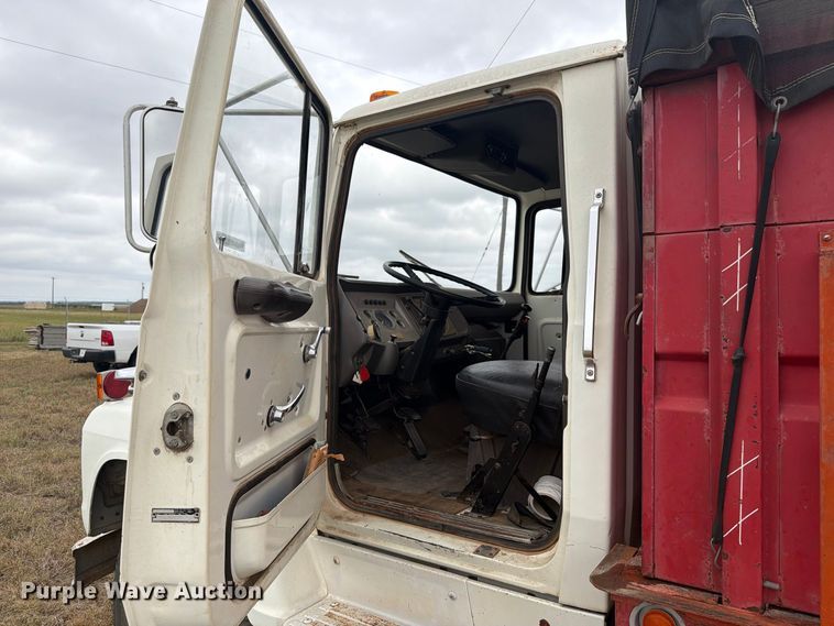 image for item EI7694 1974 Ford F700 grain truck