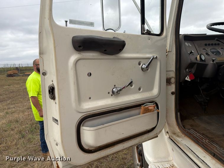image for item EI7694 1974 Ford F700 grain truck