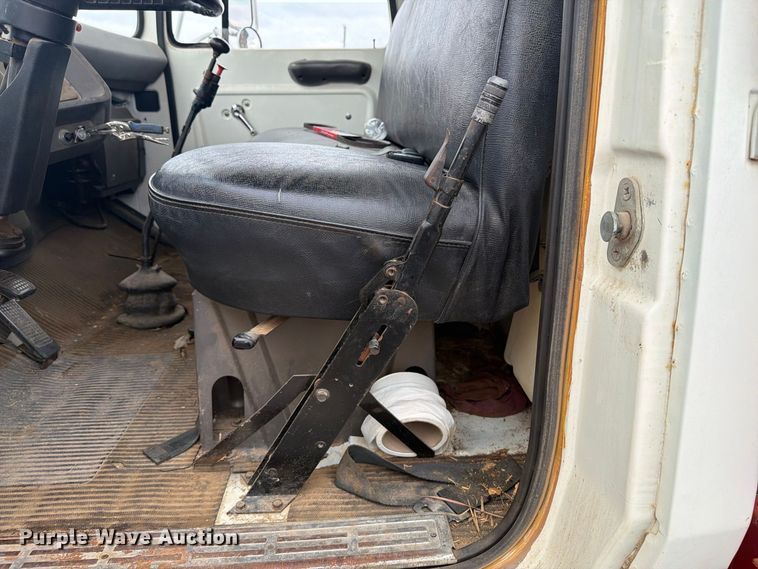 image for item EI7694 1974 Ford F700 grain truck