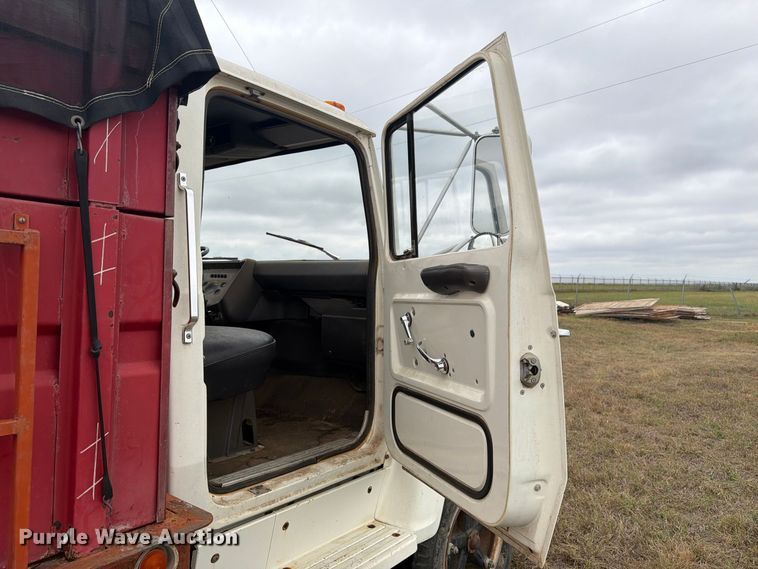 image for item EI7694 1974 Ford F700 grain truck