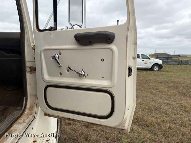 image for item EI7694 1974 Ford F700 grain truck