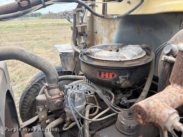 image for item EI7694 1974 Ford F700 grain truck