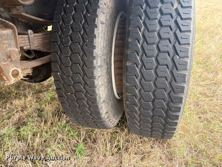 image for item EI7694 1974 Ford F700 grain truck