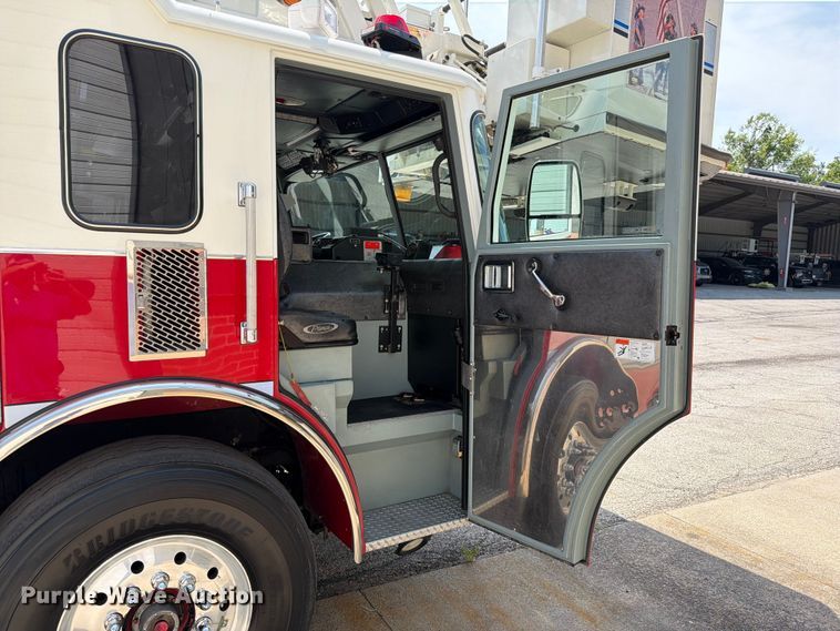 image for item EO8702 2002 Pierce Fire truck aerial platform fire truck