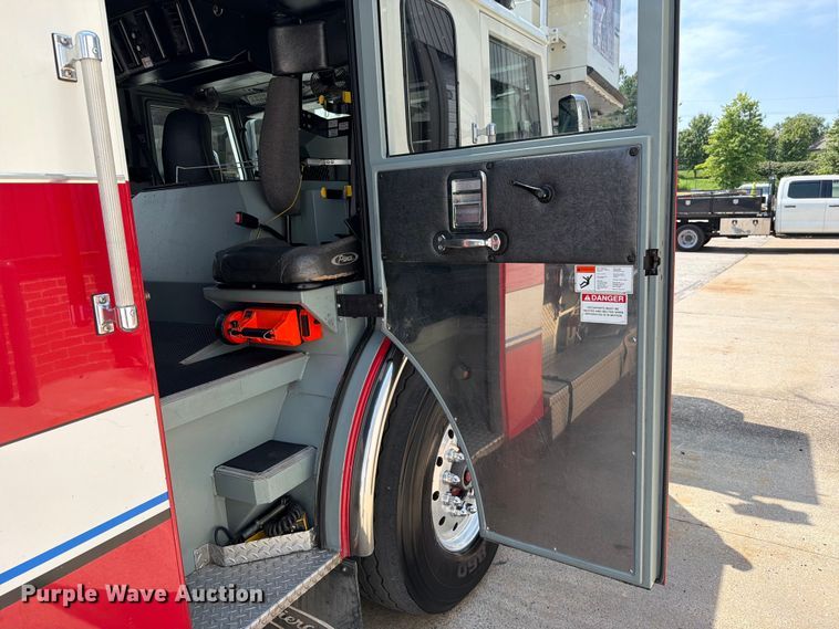 image for item EO8702 2002 Pierce Fire truck aerial platform fire truck