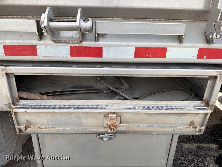 image for item EO8761 2015 Freightliner 108SD dump truck