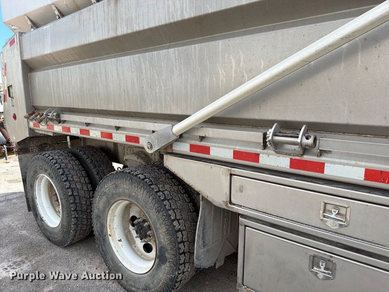 image for item EO8761 2015 Freightliner 108SD dump truck