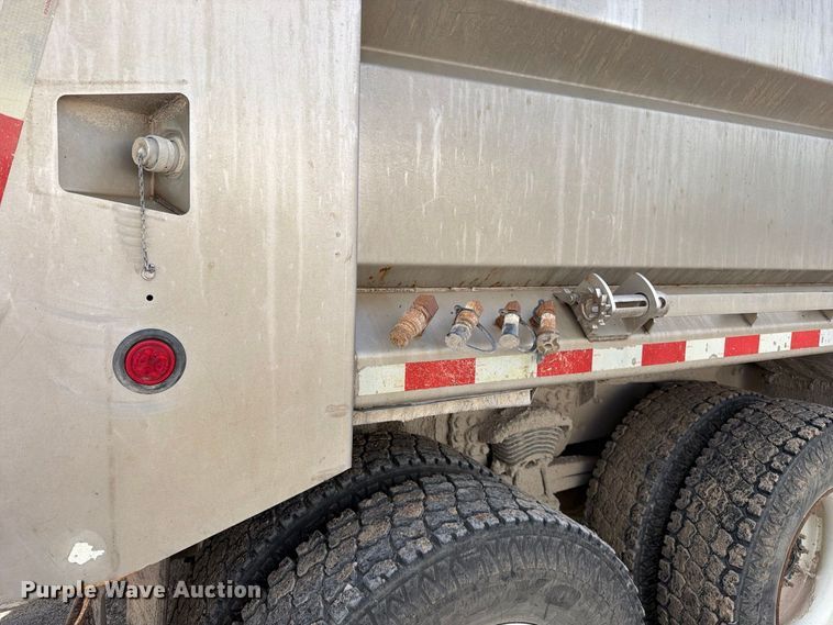 image for item EO8761 2015 Freightliner 108SD dump truck