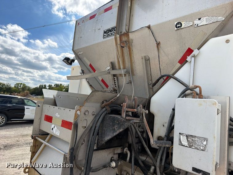 image for item EO8761 2015 Freightliner 108SD dump truck