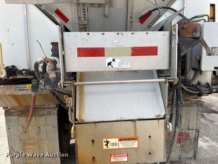 image for item EO8761 2015 Freightliner 108SD dump truck