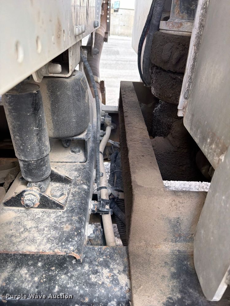 image for item EO8761 2015 Freightliner 108SD dump truck