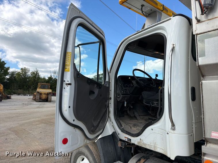 image for item EO8761 2015 Freightliner 108SD dump truck
