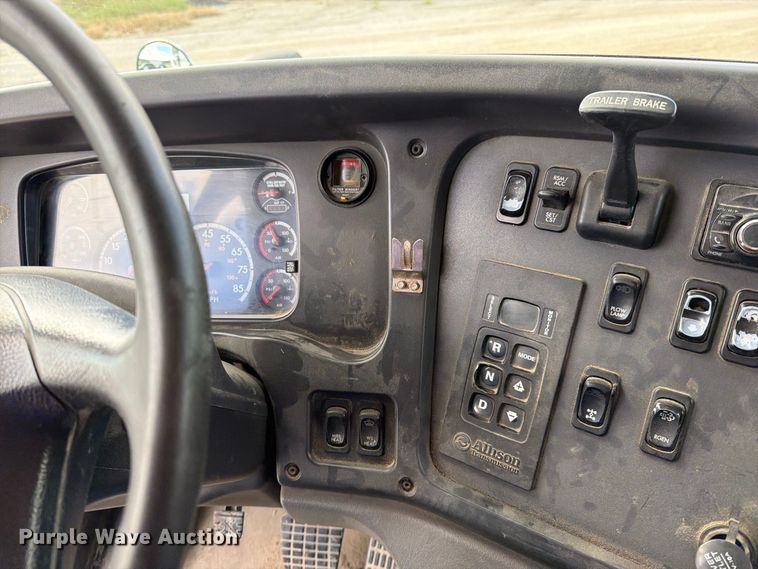 image for item EO8761 2015 Freightliner 108SD dump truck