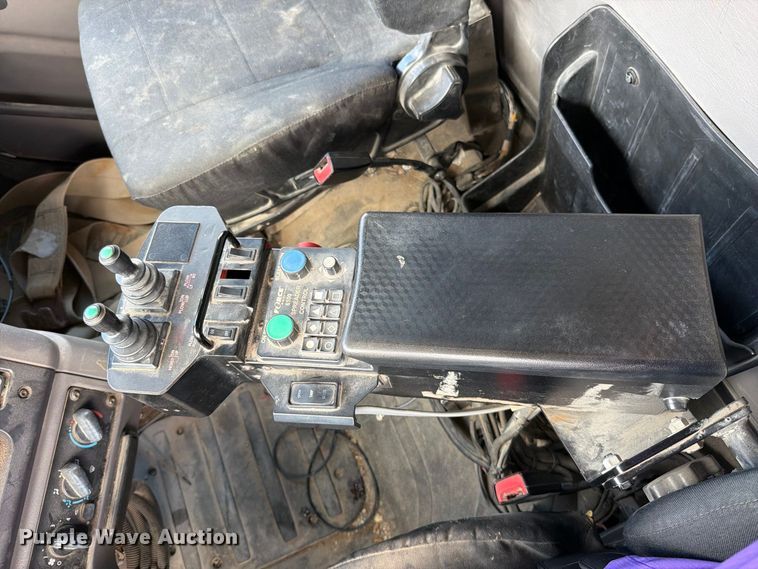 image for item EO8761 2015 Freightliner 108SD dump truck