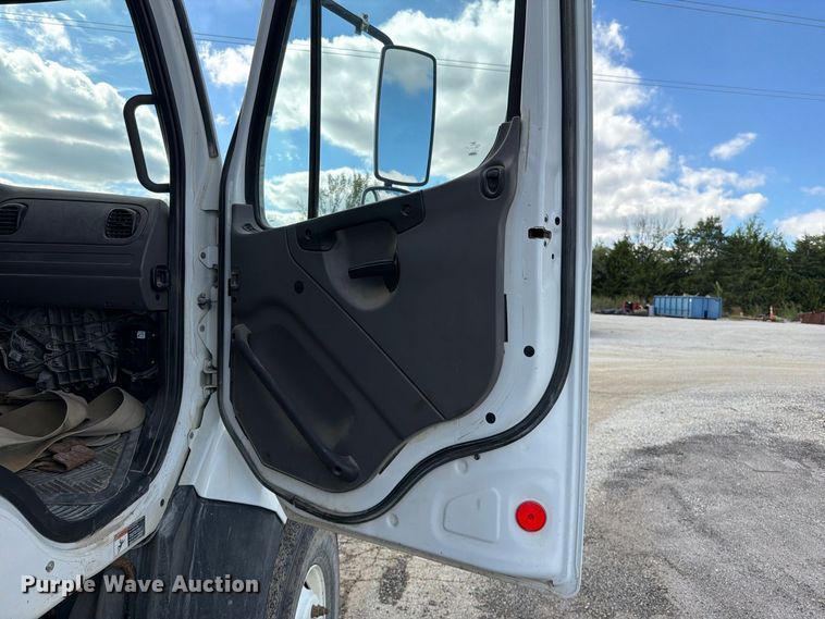 image for item EO8761 2015 Freightliner 108SD dump truck