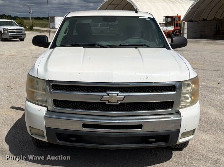 image for item EO8764 2011 Chevrolet Silverado 1500 Ext. Cab pickup truck