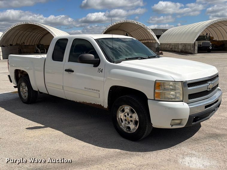 image for item EO8764 2011 Chevrolet Silverado 1500 Ext. Cab pickup truck