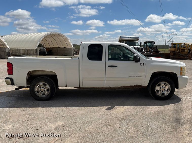 image for item EO8764 2011 Chevrolet Silverado 1500 Ext. Cab pickup truck
