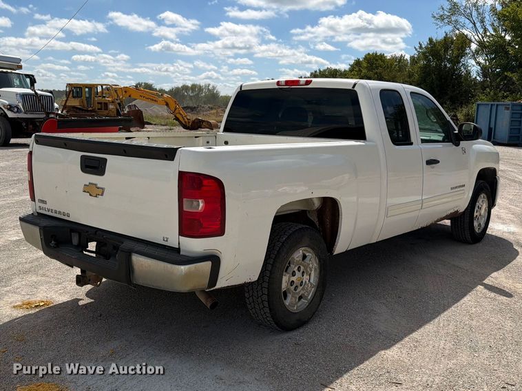 image for item EO8764 2011 Chevrolet Silverado 1500 Ext. Cab pickup truck