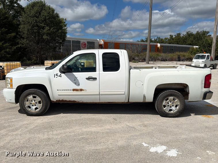 image for item EO8764 2011 Chevrolet Silverado 1500 Ext. Cab pickup truck