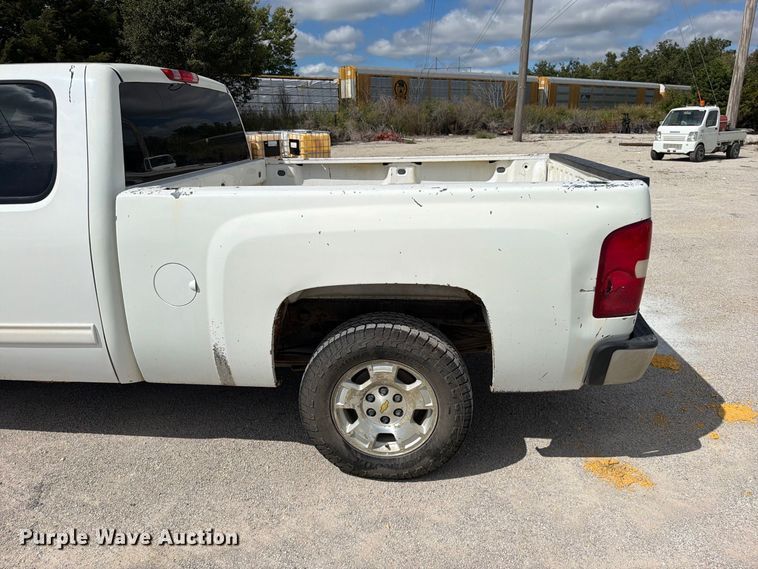 image for item EO8764 2011 Chevrolet Silverado 1500 Ext. Cab pickup truck