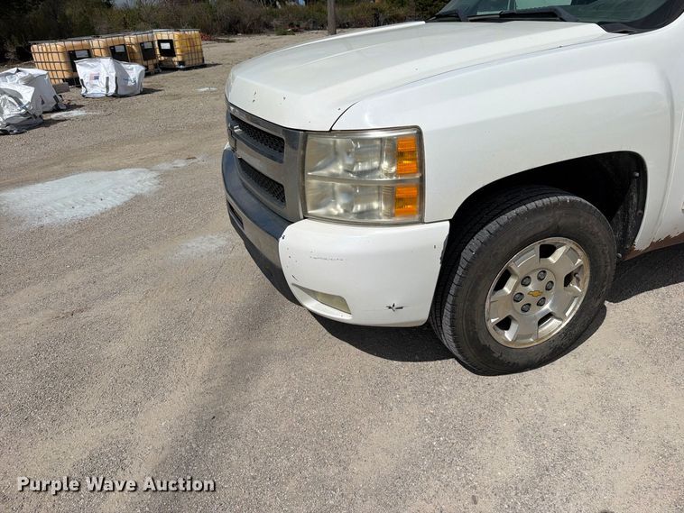 image for item EO8764 2011 Chevrolet Silverado 1500 Ext. Cab pickup truck
