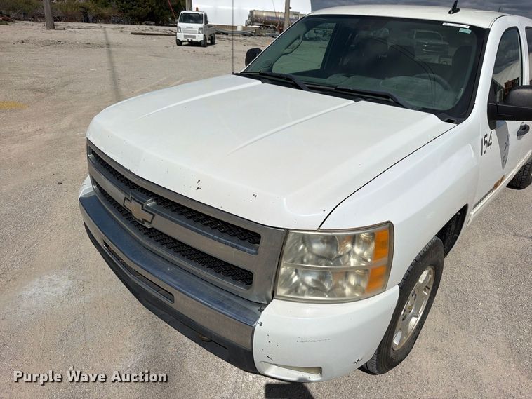 image for item EO8764 2011 Chevrolet Silverado 1500 Ext. Cab pickup truck