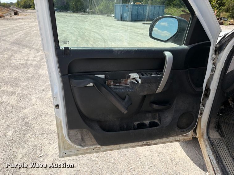 image for item EO8764 2011 Chevrolet Silverado 1500 Ext. Cab pickup truck