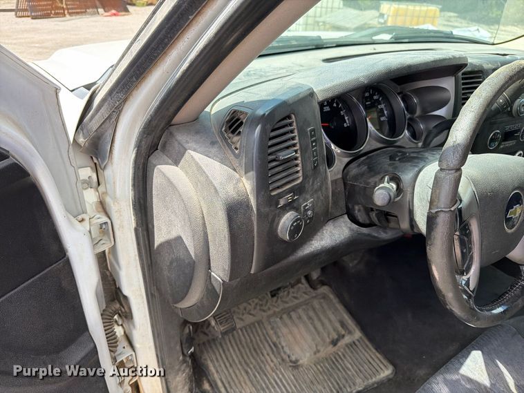 image for item EO8764 2011 Chevrolet Silverado 1500 Ext. Cab pickup truck