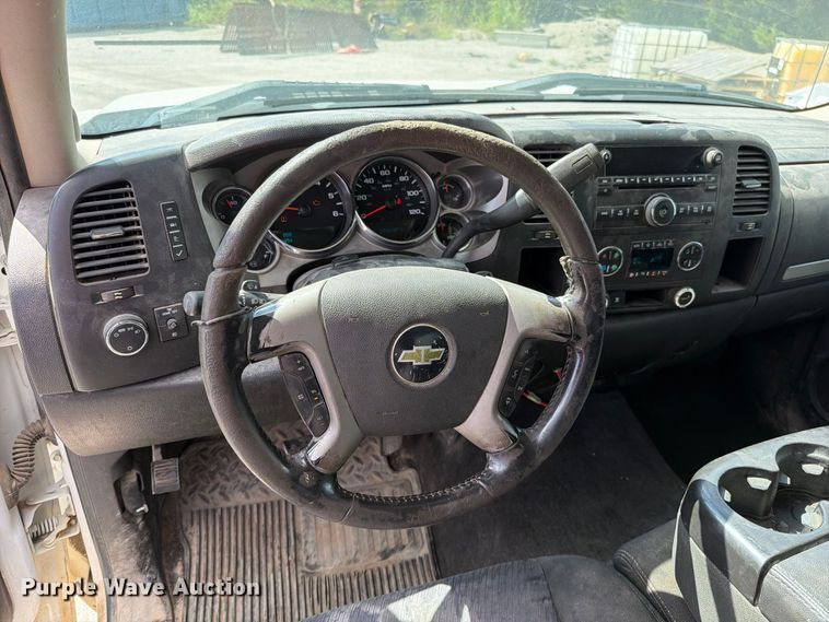image for item EO8764 2011 Chevrolet Silverado 1500 Ext. Cab pickup truck