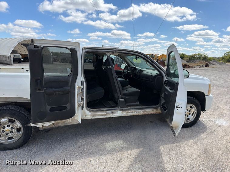 image for item EO8764 2011 Chevrolet Silverado 1500 Ext. Cab pickup truck