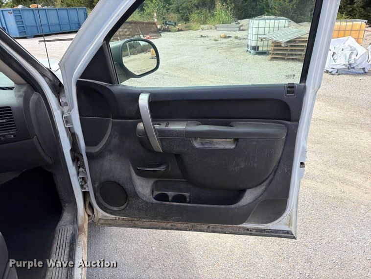 image for item EO8764 2011 Chevrolet Silverado 1500 Ext. Cab pickup truck