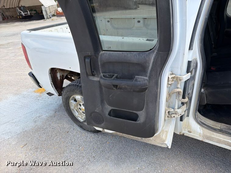 image for item EO8764 2011 Chevrolet Silverado 1500 Ext. Cab pickup truck