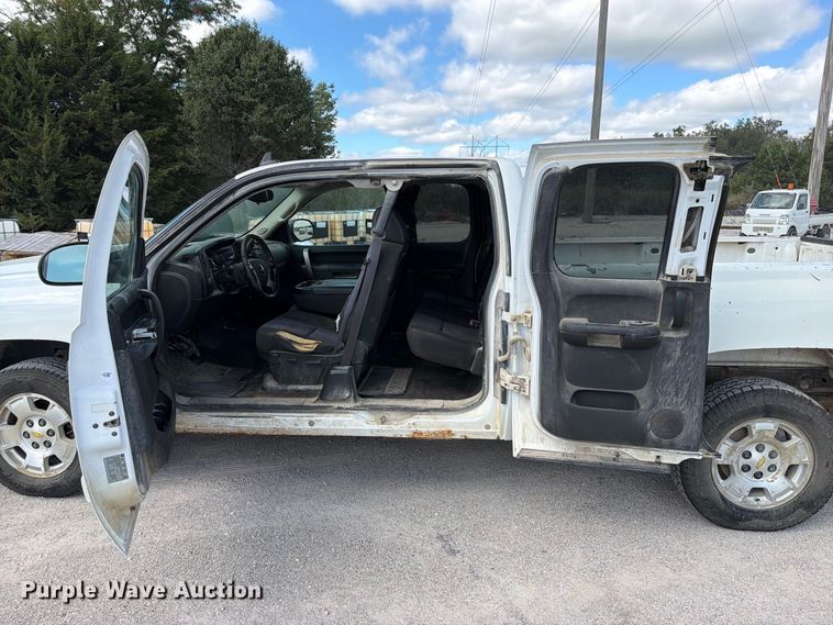 image for item EO8764 2011 Chevrolet Silverado 1500 Ext. Cab pickup truck