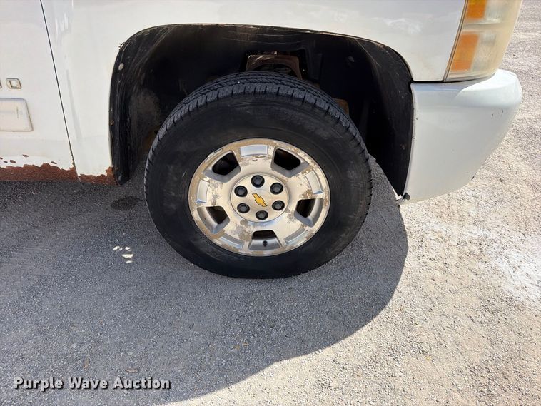 image for item EO8764 2011 Chevrolet Silverado 1500 Ext. Cab pickup truck