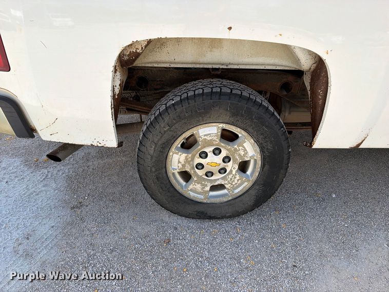 image for item EO8764 2011 Chevrolet Silverado 1500 Ext. Cab pickup truck