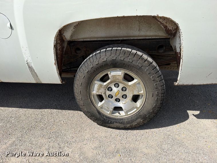 image for item EO8764 2011 Chevrolet Silverado 1500 Ext. Cab pickup truck